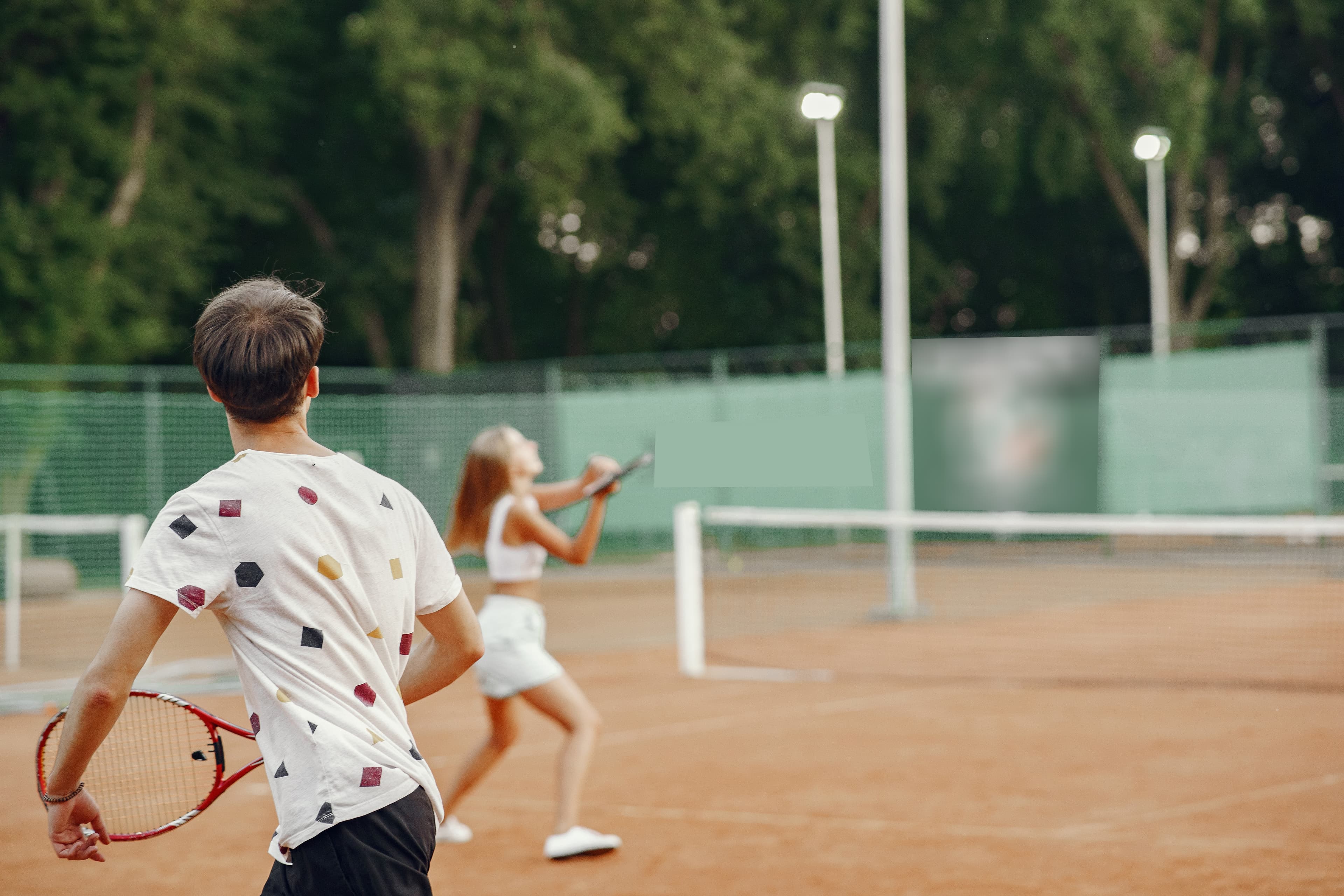 Kortta genç sporcularla tenis antrenmanı