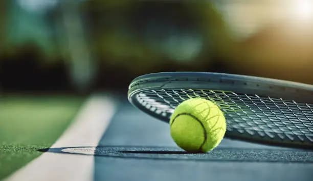 Toprak kortta tenis eğitimi alan sporcu