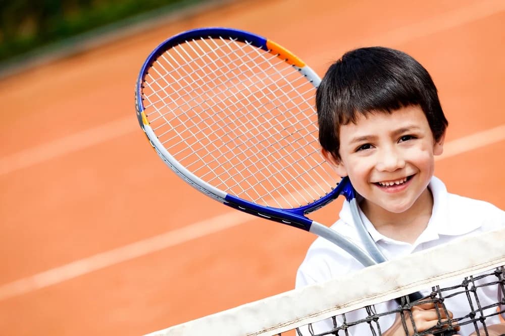 Toprak kortta tenis eğitimi alan sporcu