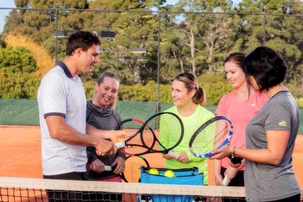 Tenis kortunda oyuncular
